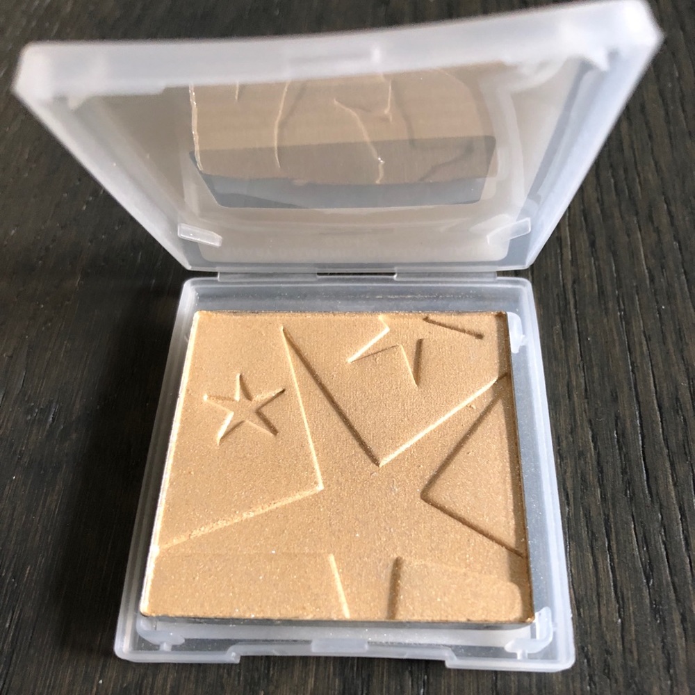 HOST PICK!✨Mineral Shimmer Powder ✨ - Picture 2 of 3